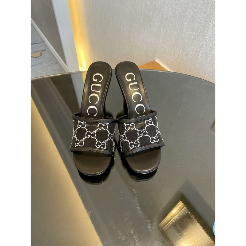 G*u*i slippers